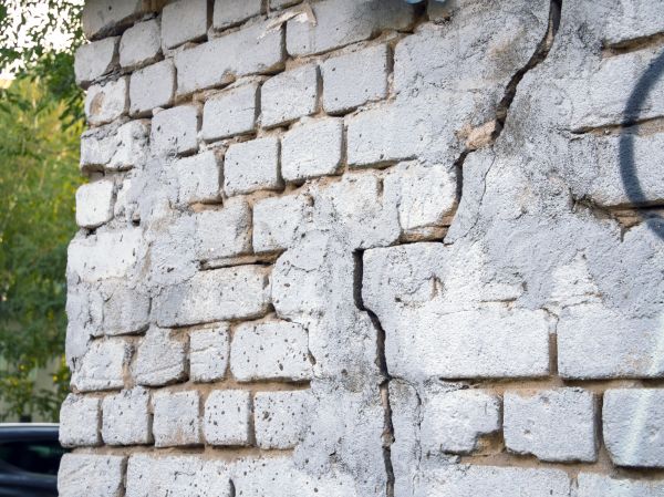 Cracked Brick Wall Repair in Costa Mesa